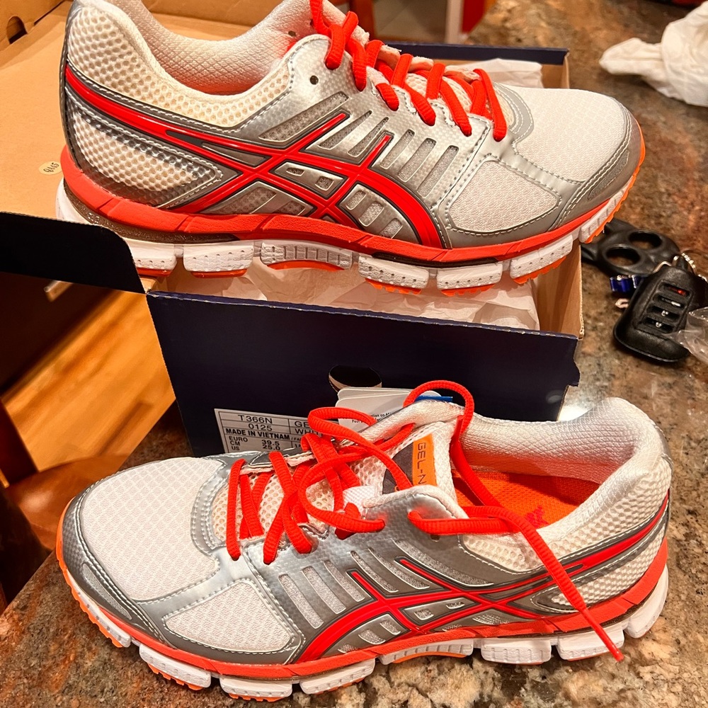 NEW ASIC GEL-NE033 2
0125
WHITE / HOT PUNCH / FLASH ORANGE